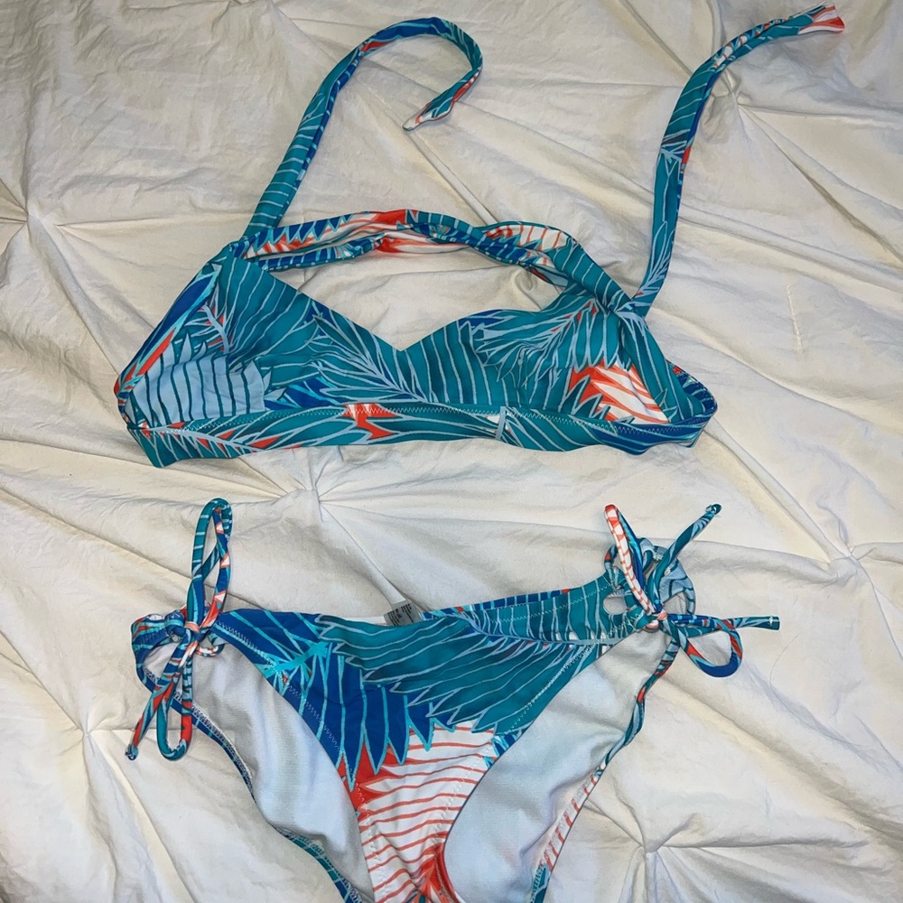 Raisins blue bikini
